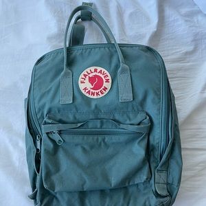 Classic Fjallraven Kanken Backpack - Frost Green